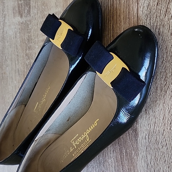 Classic Ferragamo luxury heels - Picture 1 of 5